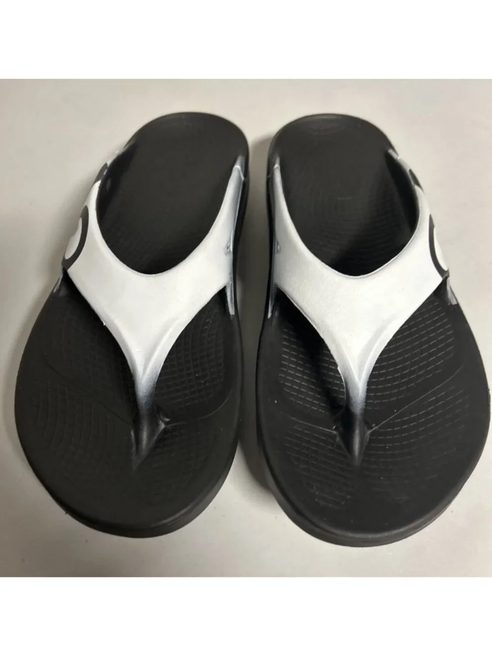 Oofos Thong Sandals Flip Flops Men's 7 Women's 9 Black White Logo